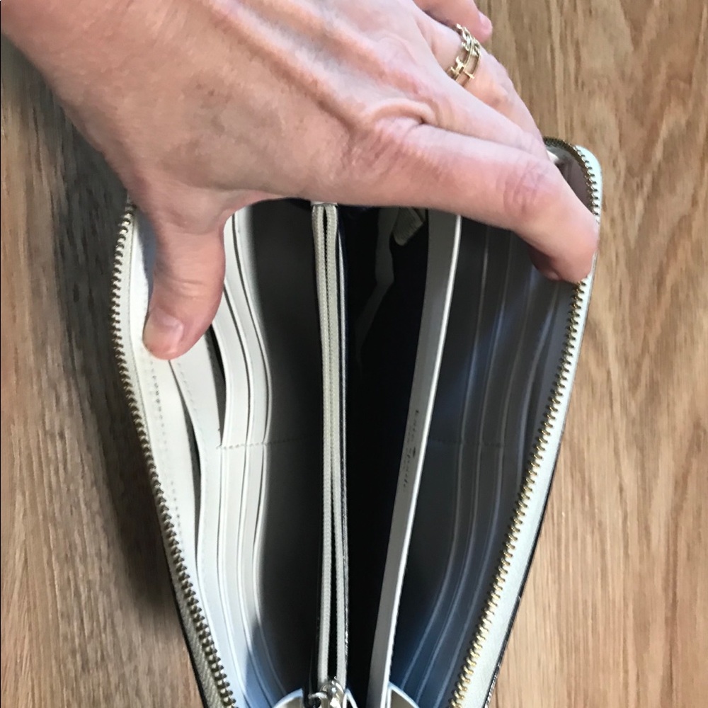Like New Kate Spade Navy Blue and White Zip-Around Leather Wallet 🥰 Spacious! - Picture 3 of 8